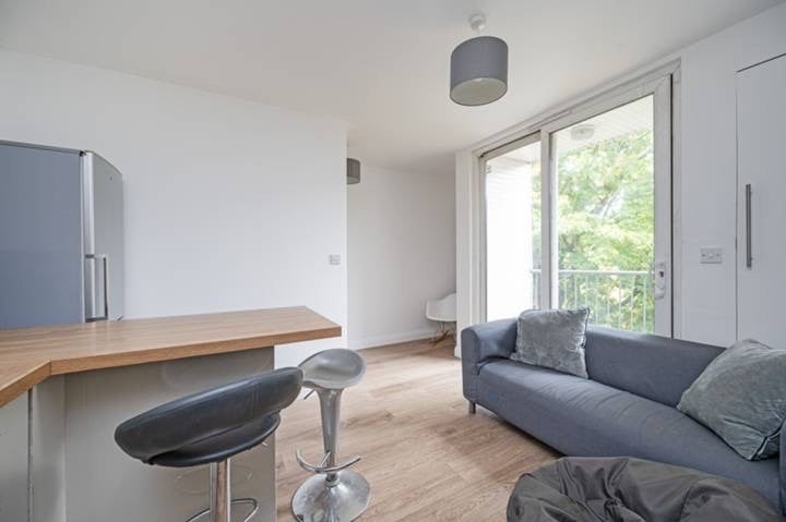 Room Talwin Street in Greater London