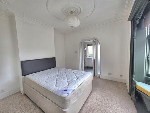Flat Walm Lane in Greater London