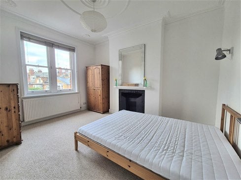 Flat Walm Lane in Greater London