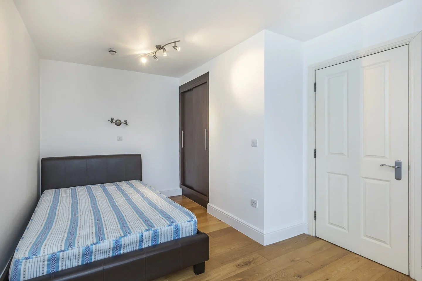 Flat Liverpool Road in Greater London