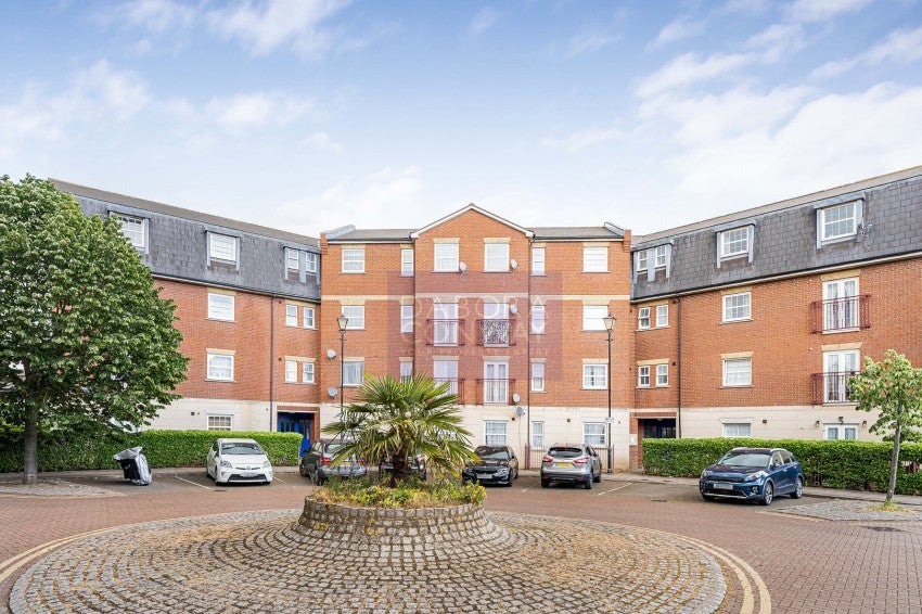 Flat Queensberry Place in Greater London