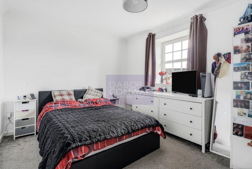 Flat Queensberry Place in Greater London