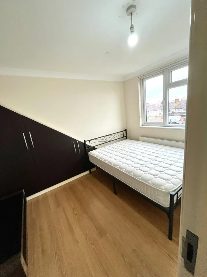 Room Greenland Crescent in Greater London