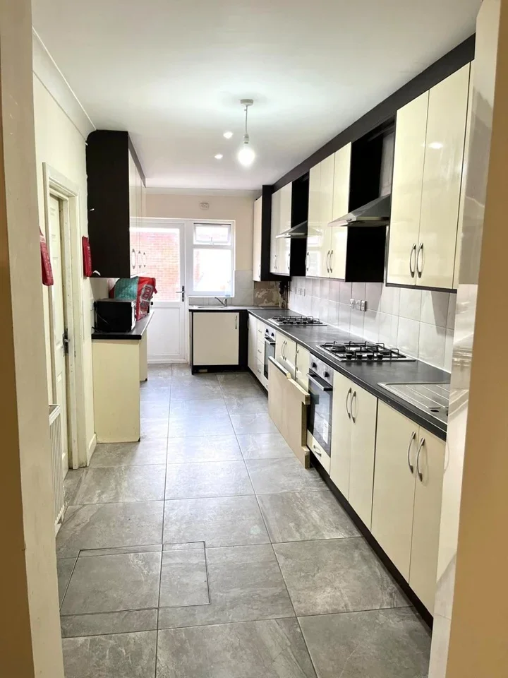 Room Greenland Crescent in Greater London