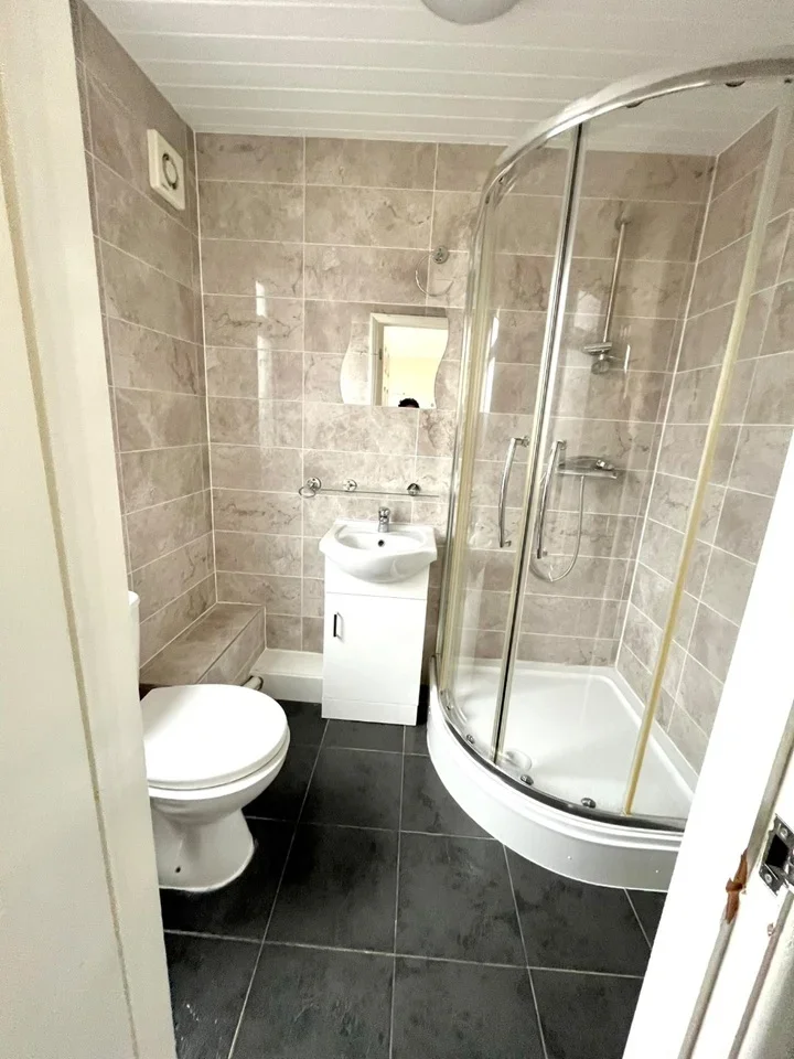 Room Greenland Crescent in Greater London