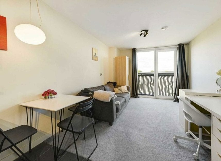 Flat Gatliff Road in City of Westminster