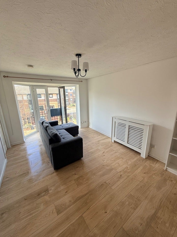 Flat Barnfield Place in Greater London