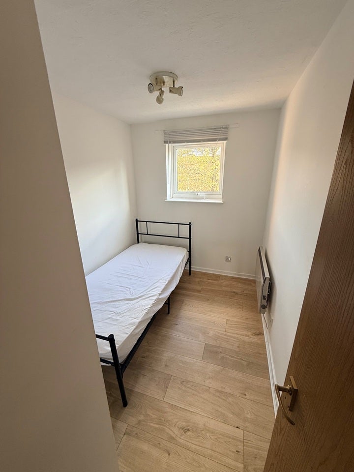 Flat Barnfield Place in Greater London