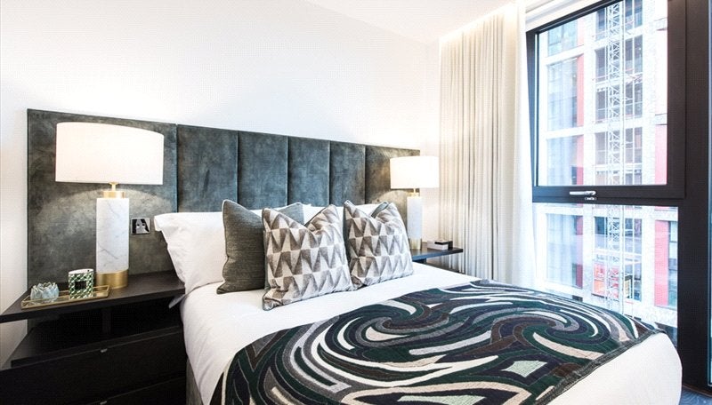 Flat Ponton Road in Greater London