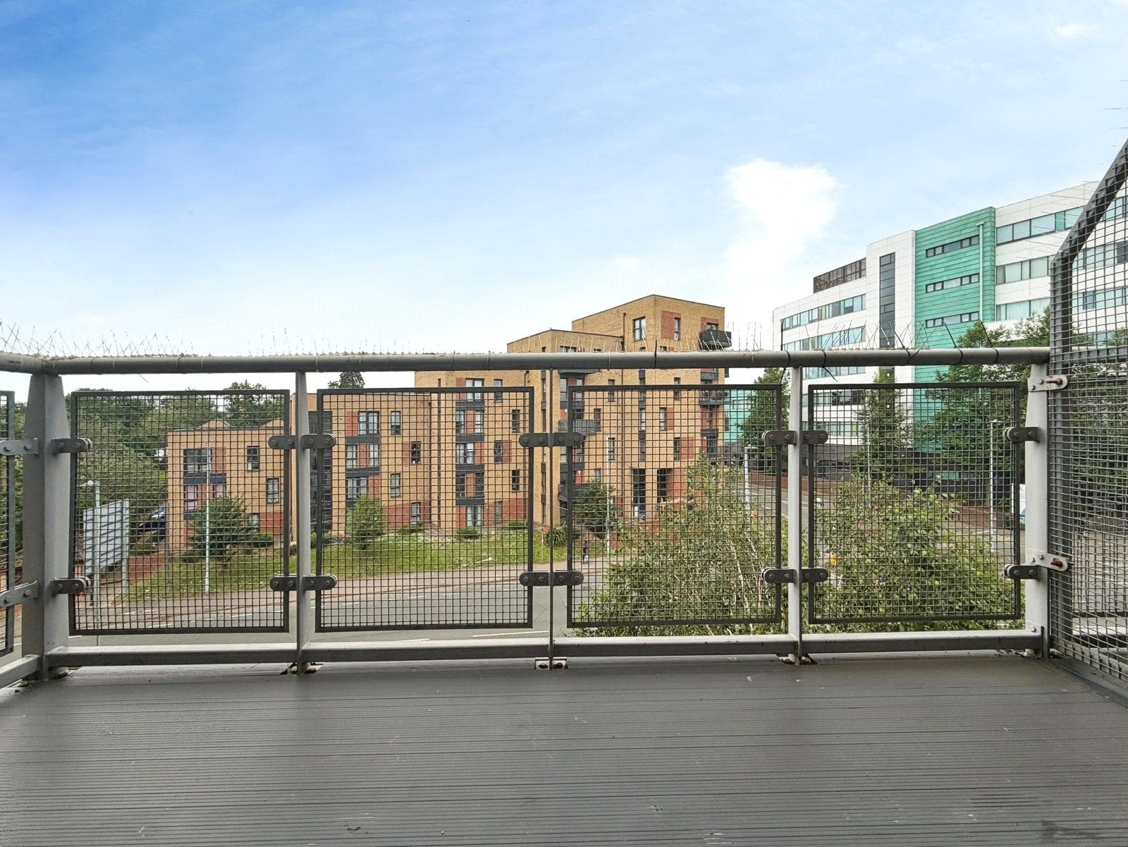 Flat Kelvin Gate in Bracknell
