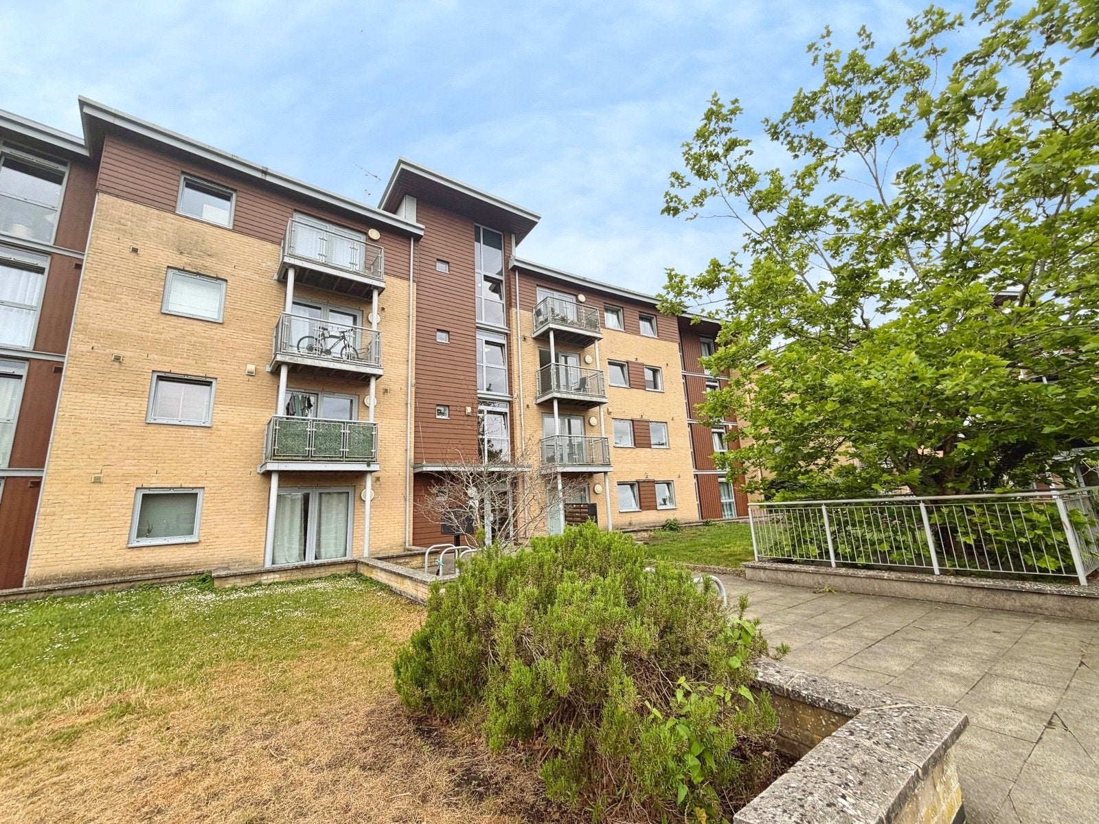 Flat Kelvin Gate in Bracknell
