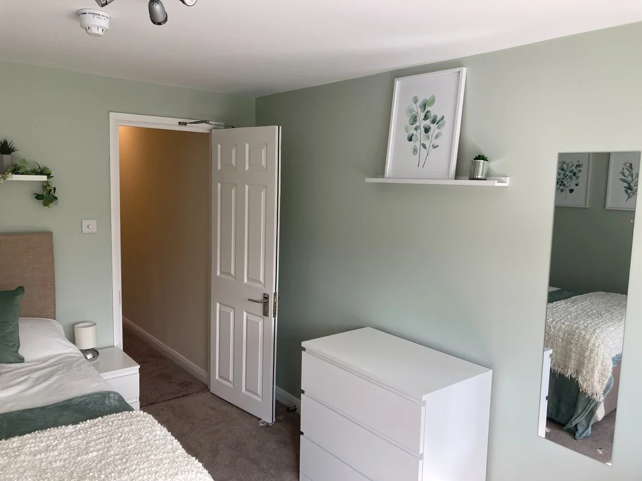 Room Arnold Road in Woking