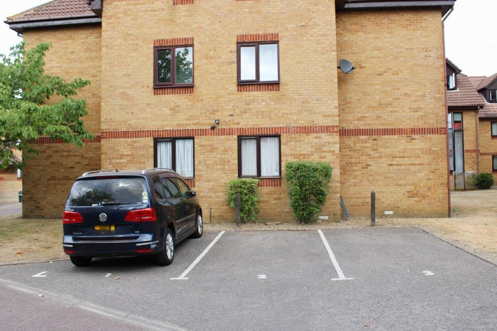 Flat Harrow Road in Greater London