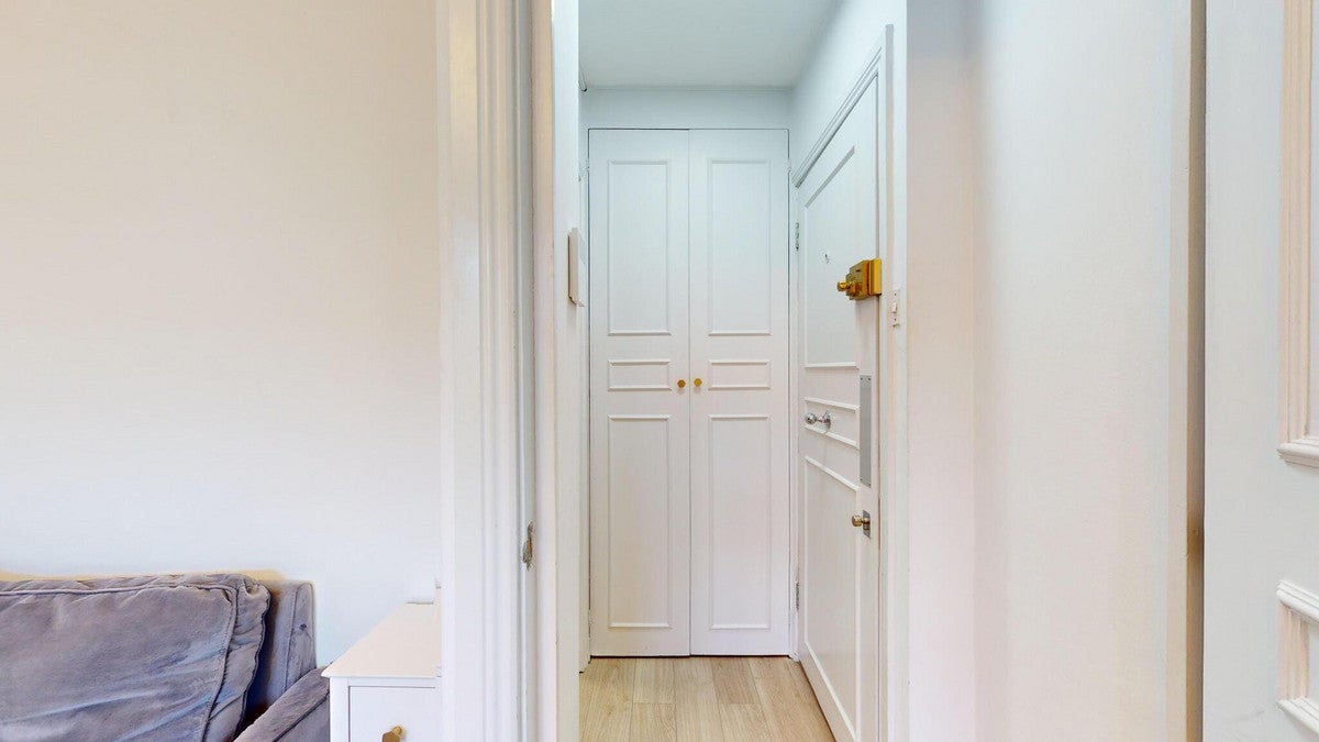 Flat Egerton Gardens in Greater London