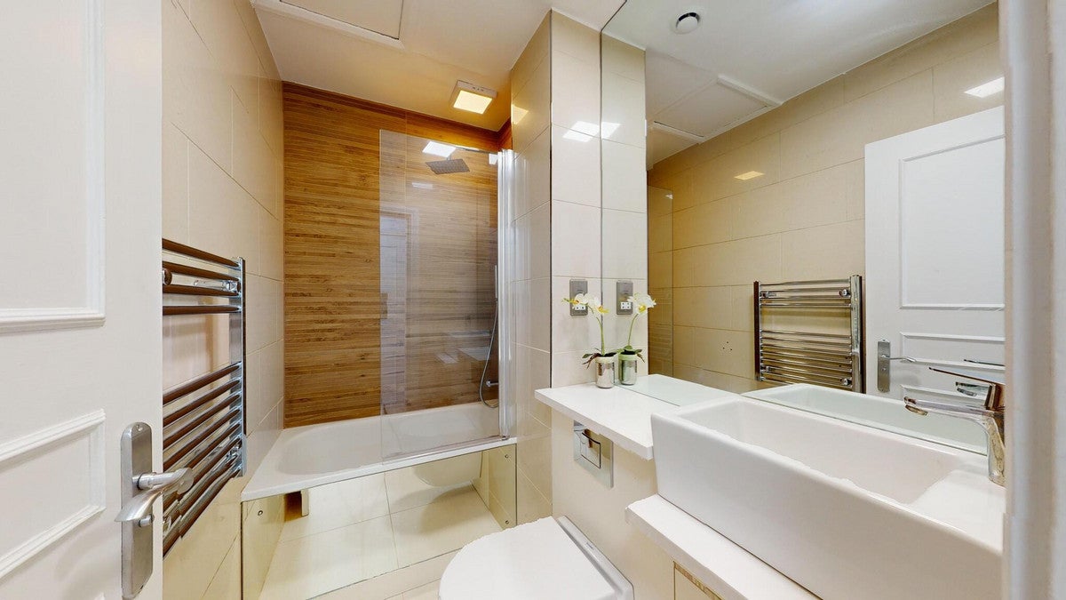 Flat Egerton Gardens in Greater London