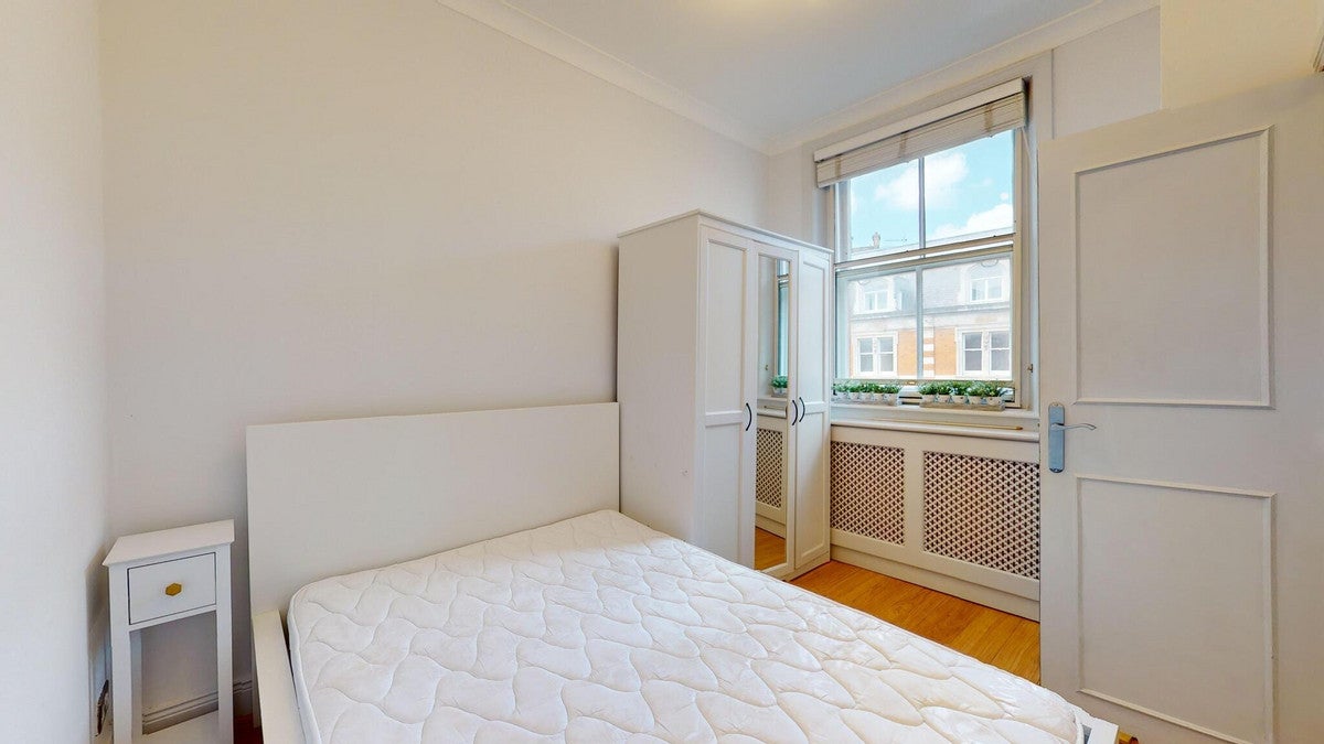 Flat Egerton Gardens in Greater London