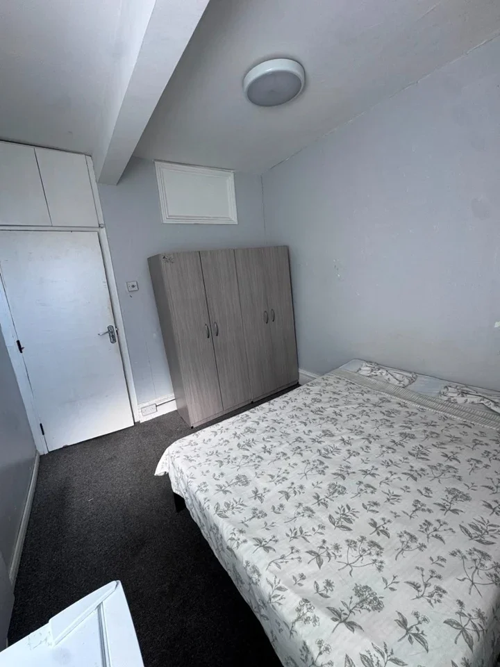 Room Earlsmead Road in Greater London