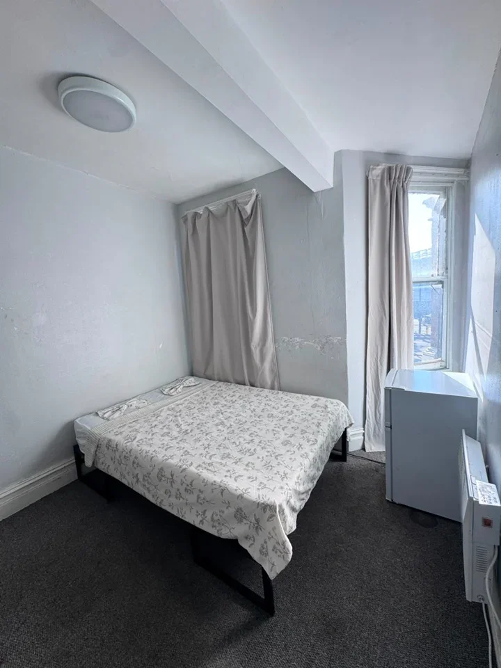 Room Earlsmead Road in Greater London