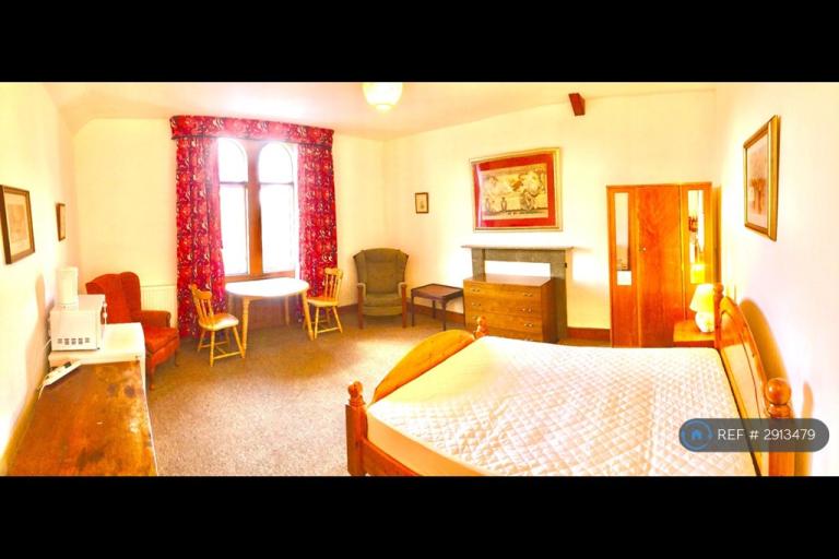 Room Sollars Close in Hereford