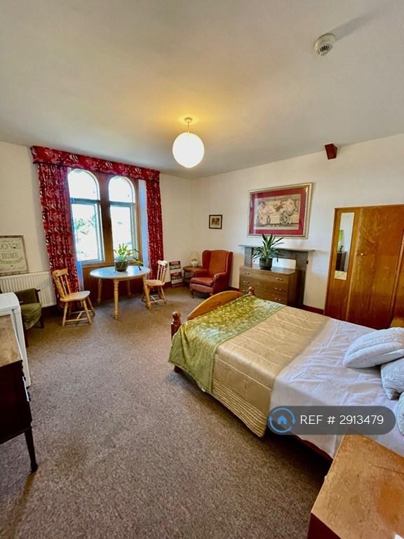 Room Sollars Close in Hereford