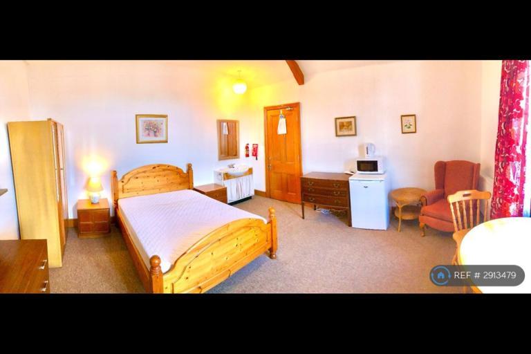 Room Sollars Close in Hereford