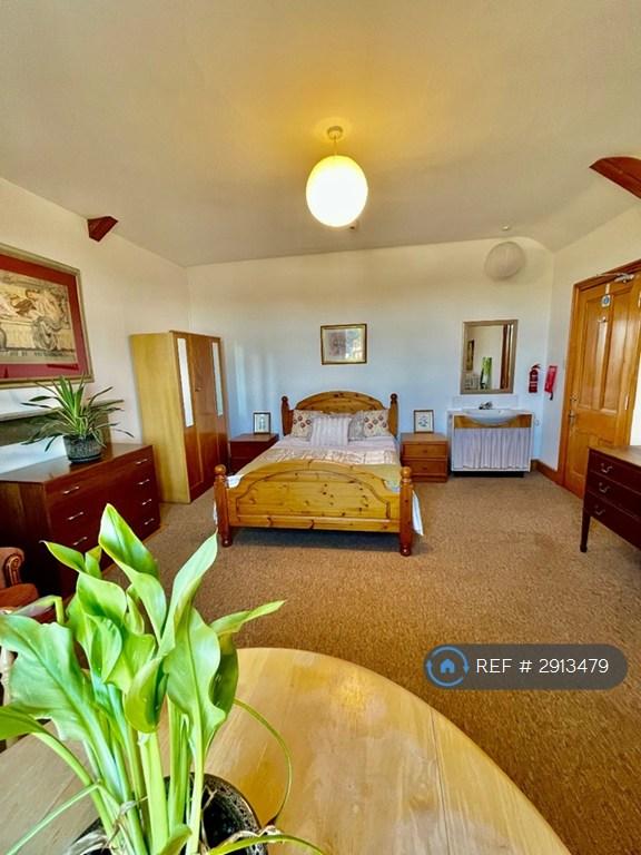 Room Sollars Close in Hereford