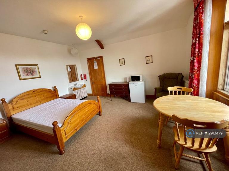 Room Sollars Close in Hereford