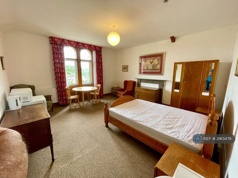 Room Sollars Close in Hereford