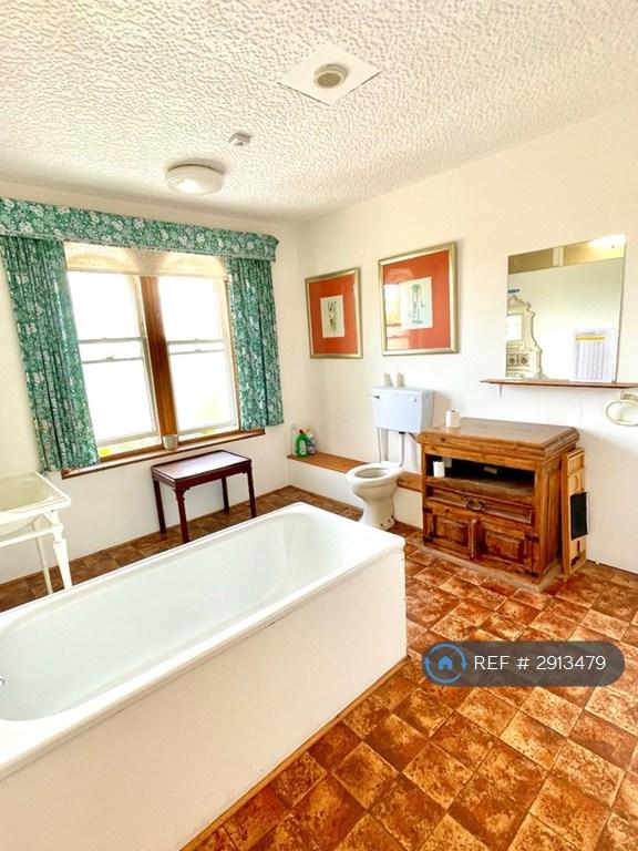 Room Sollars Close in Hereford