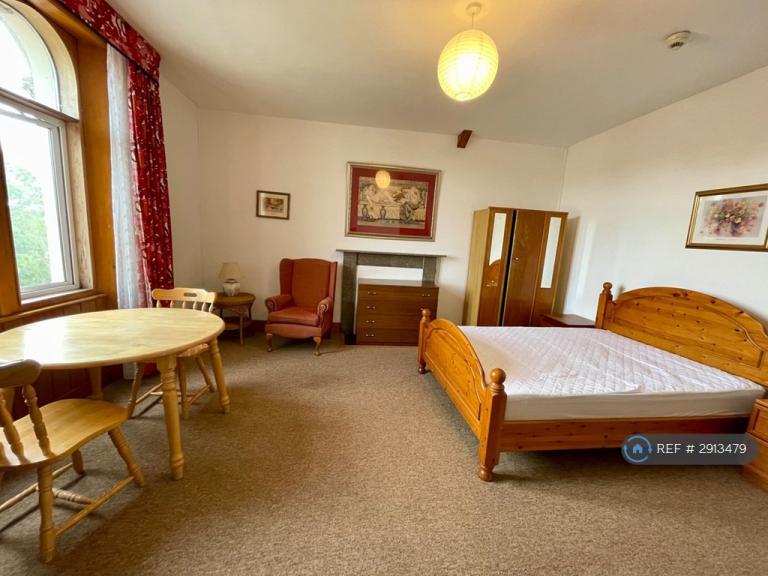 Room Sollars Close in Hereford