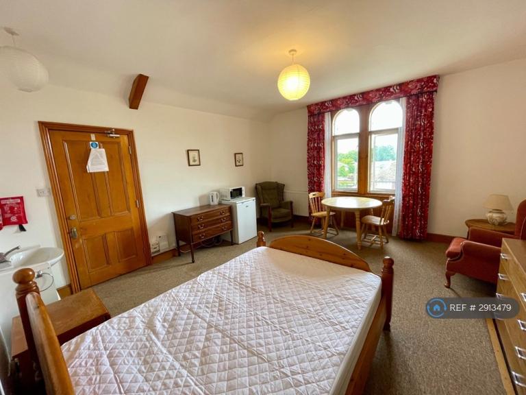 Room Sollars Close in Hereford