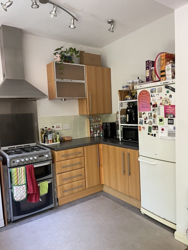 Room Kemble Road in Greater London