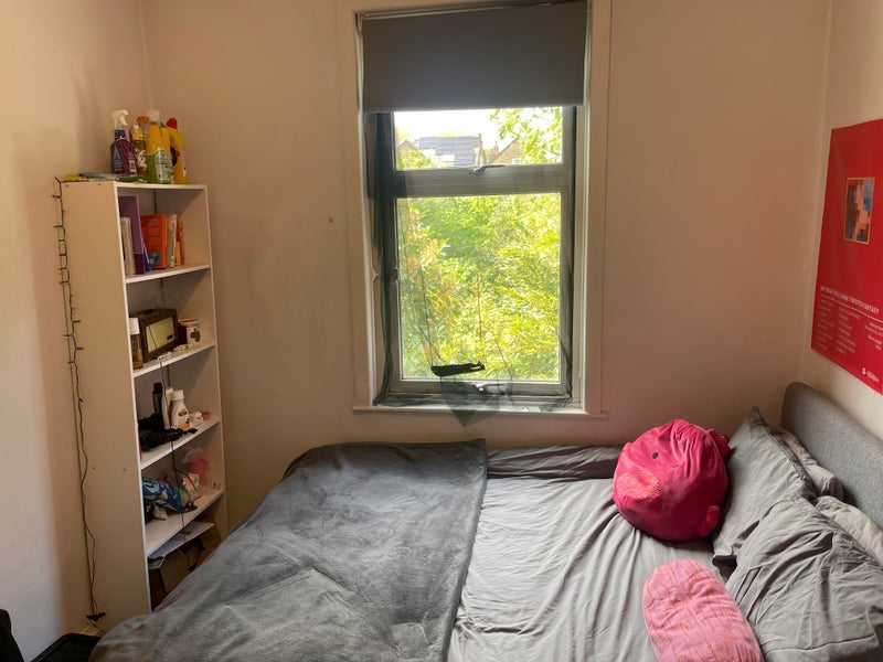 Room Kemble Road in Greater London