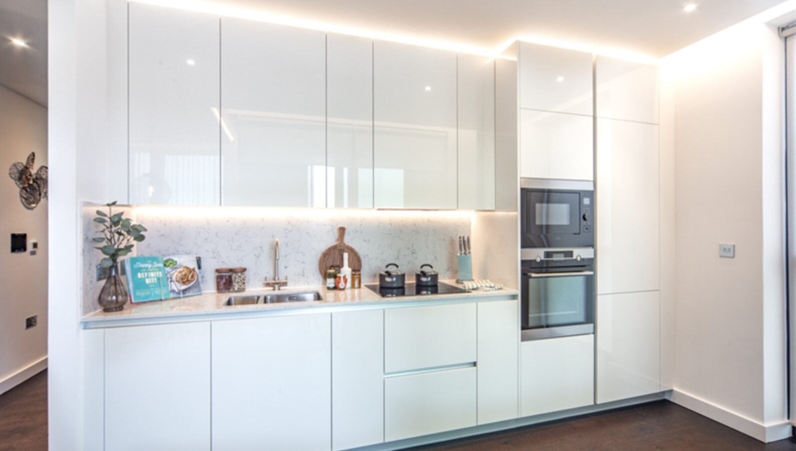 Flat Ponton Road in Greater London