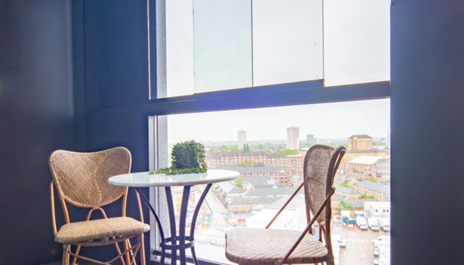 Flat Ponton Road in Greater London