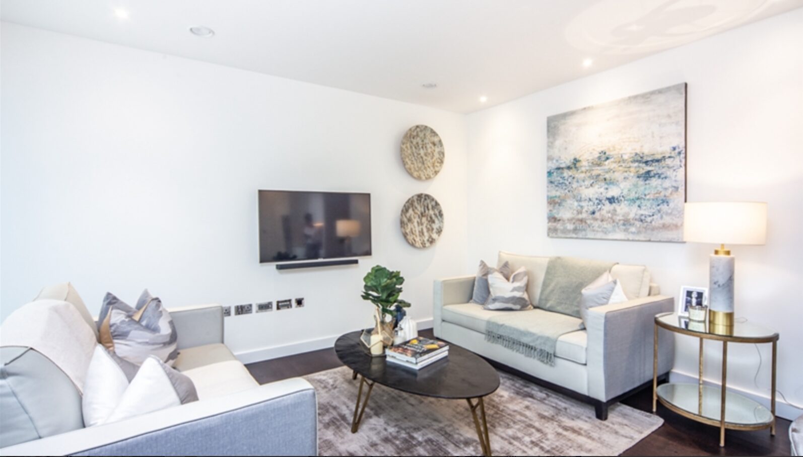 Flat Ponton Road in Greater London