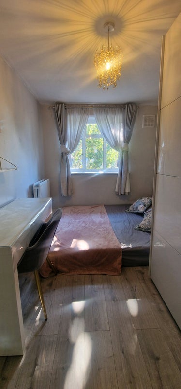 Room Crowthorne Road in Greater London