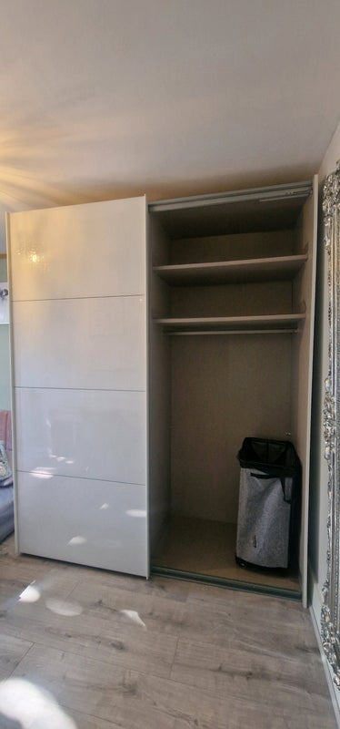 Room Crowthorne Road in Greater London