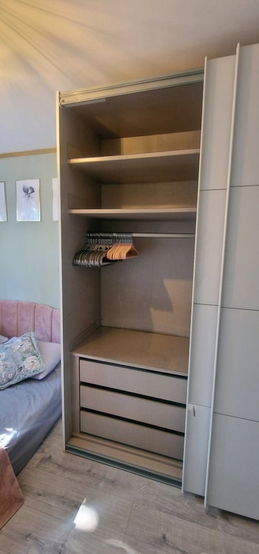 Room Crowthorne Road in Greater London