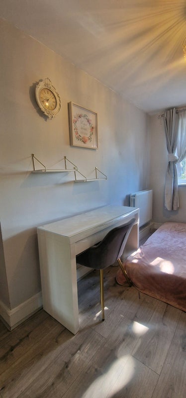 Room Crowthorne Road in Greater London