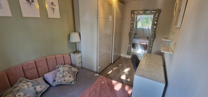 Room Crowthorne Road in Greater London