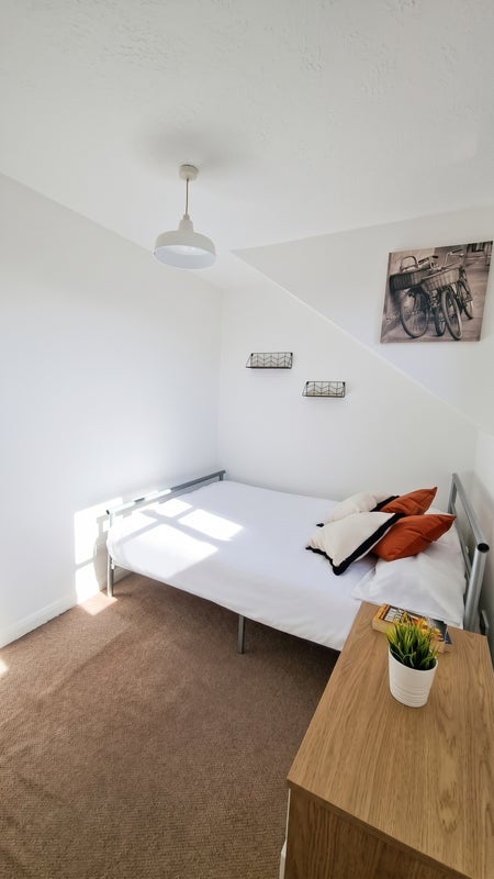 Room London Road in Greater London