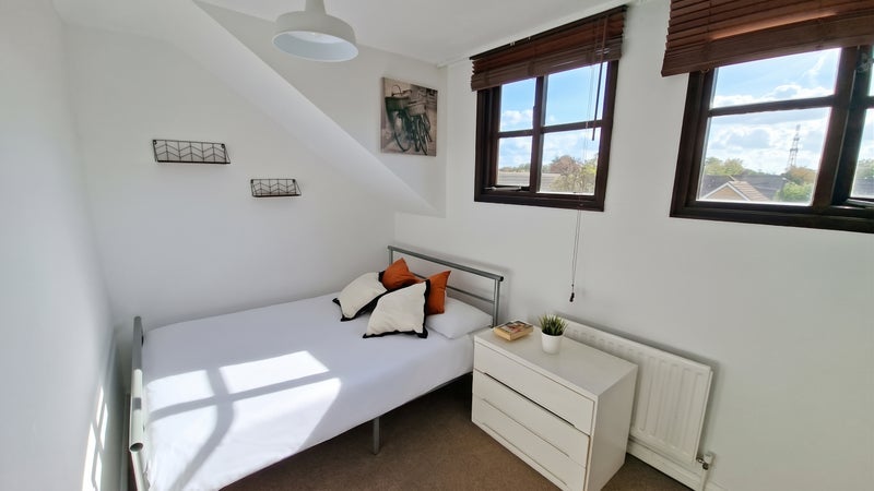 Room London Road in Greater London