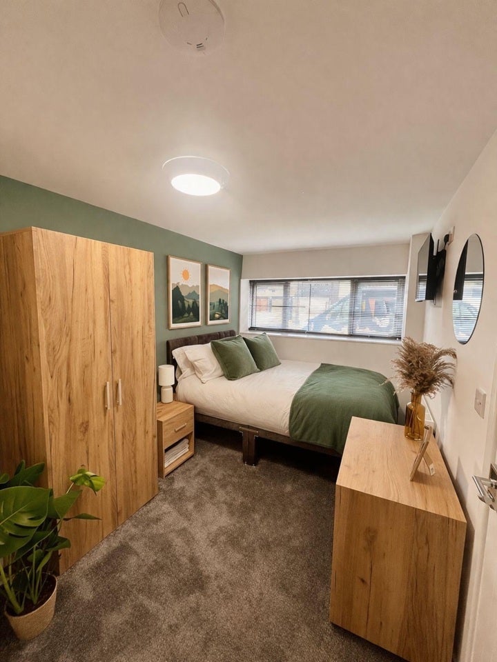 Room Carron Close in Corby