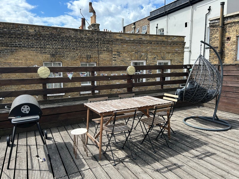 Room Sanford Lane in Greater London