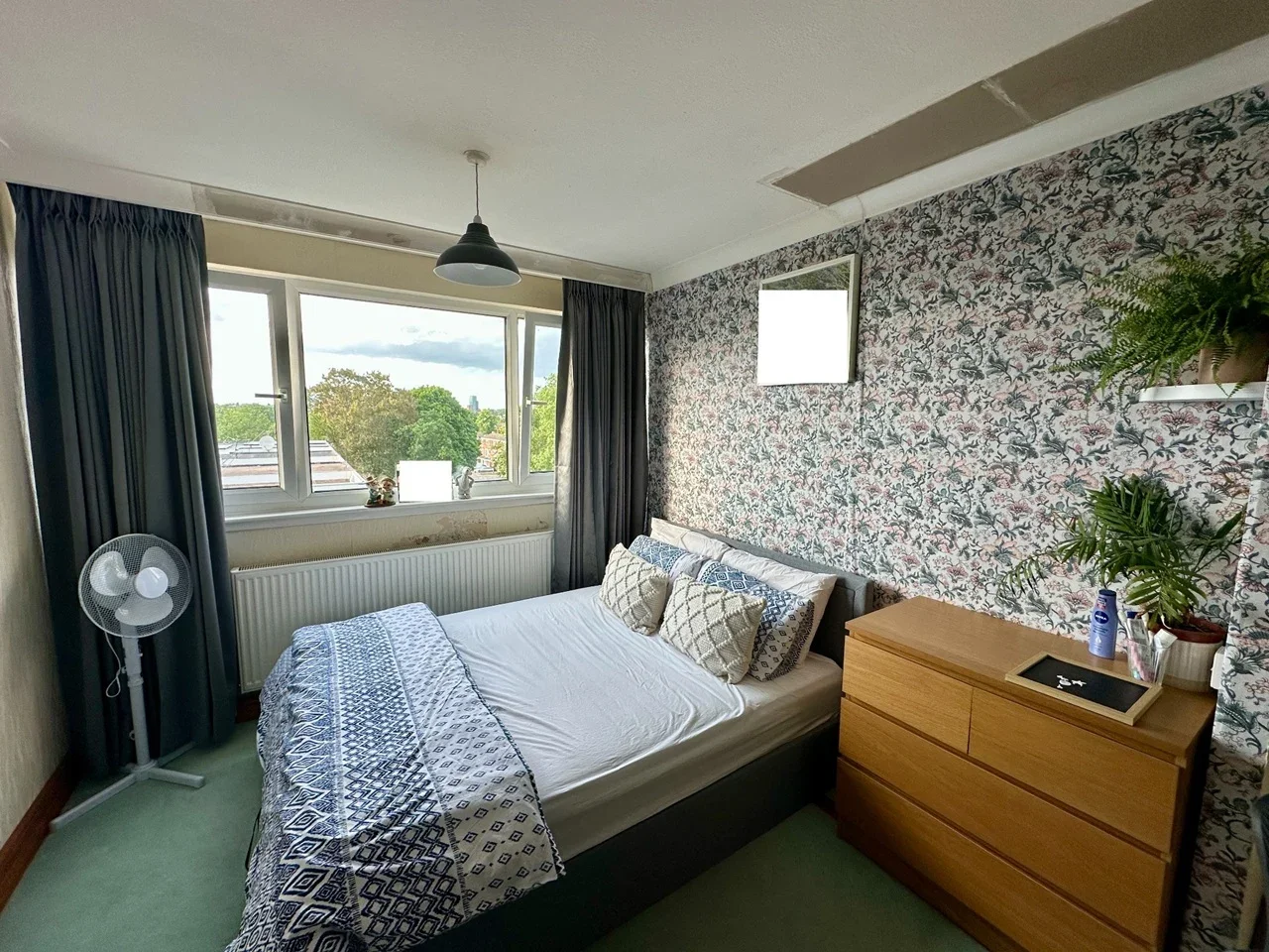 Flat Fair Acres in Greater London