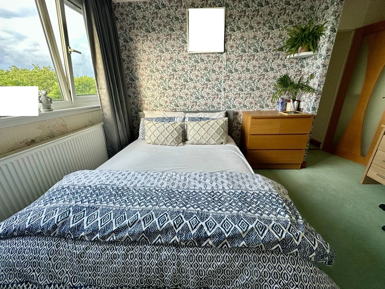 Flat Fair Acres in Greater London