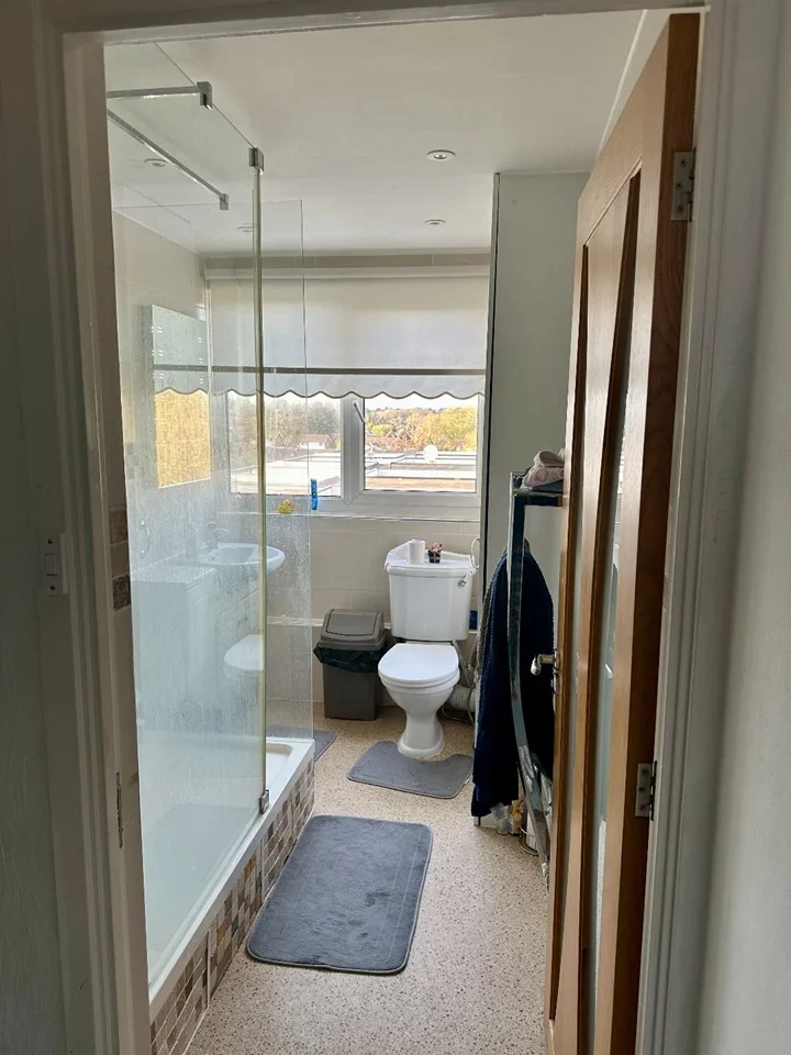 Flat Fair Acres in Greater London
