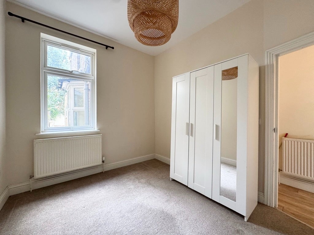 Flat Buckland Road in Greater London