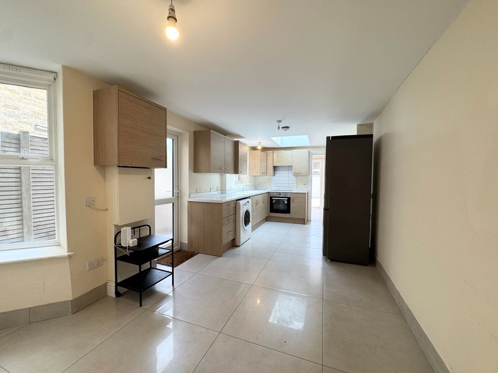 Flat Buckland Road in Greater London
